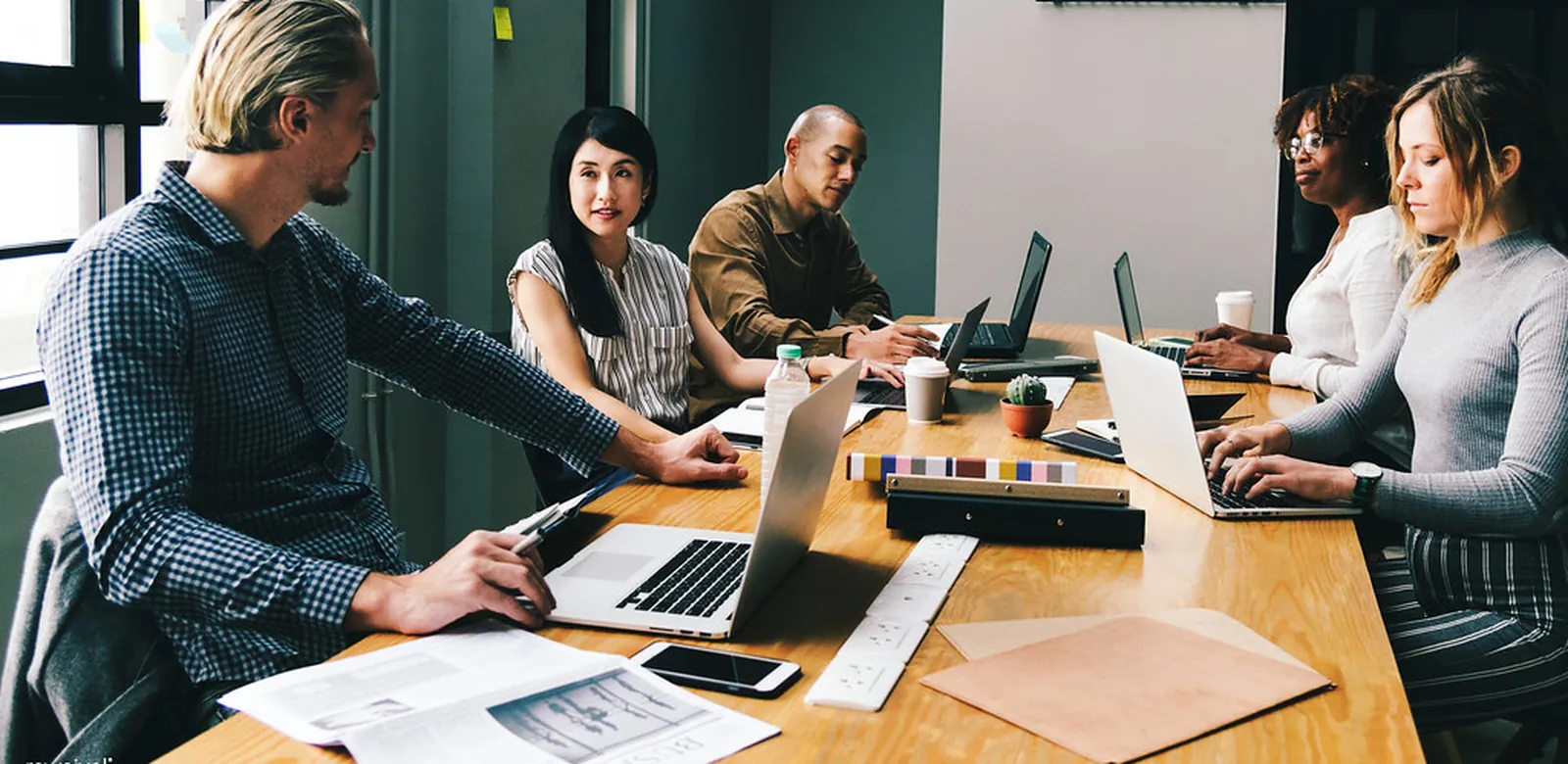 Equipo de trabajo en una oficina